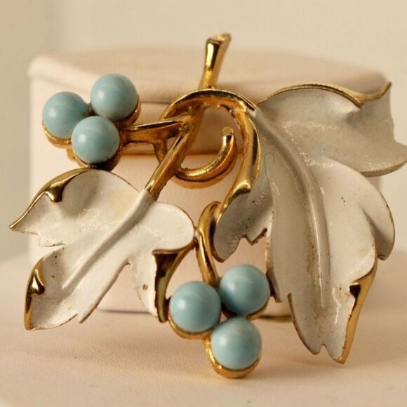 1967 Sarah Coventry White Enamel Blue Beaded Grapevine Brooch EUC 1 7/8×1 7/8" - Picture 2 of 13